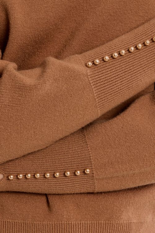 Pull droit, détails perlés
