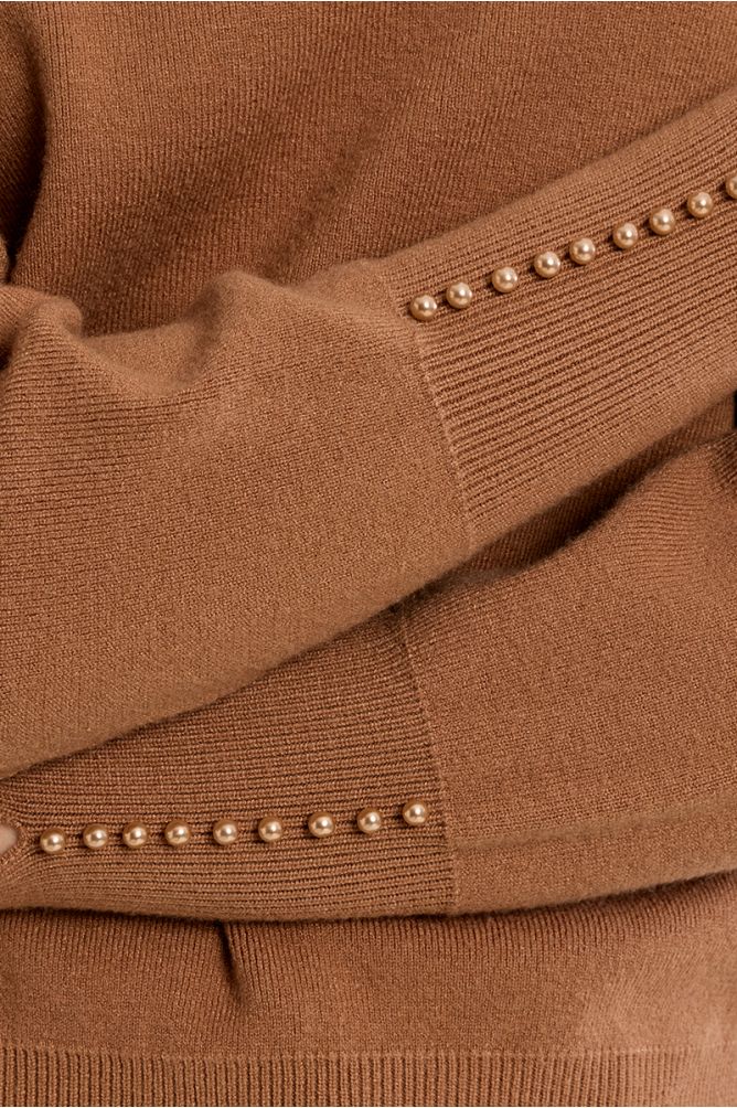 Pull droit, détails perlés