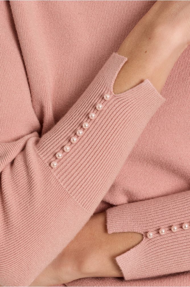 Pull droit, détails perlés
