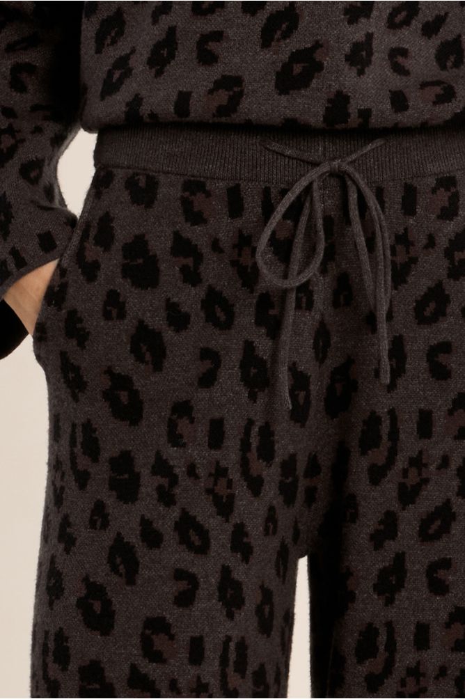 Pantalón largo con estampado y lazada