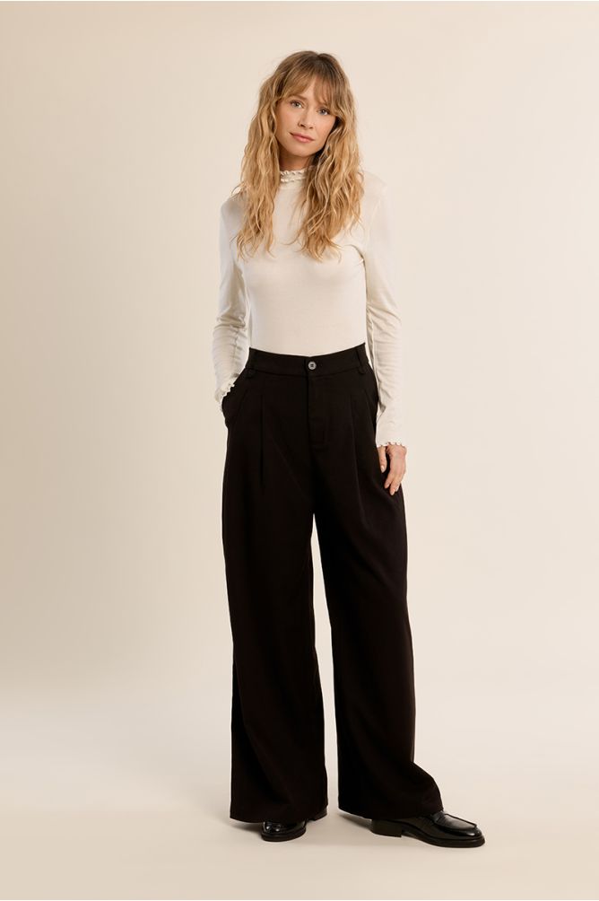 Undershirt, scalloped collar