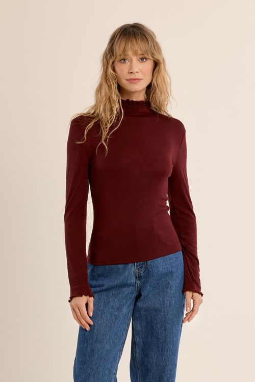 Undershirt, scalloped collar