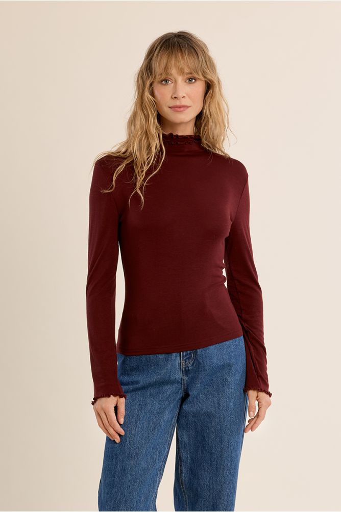 Undershirt, scalloped collar