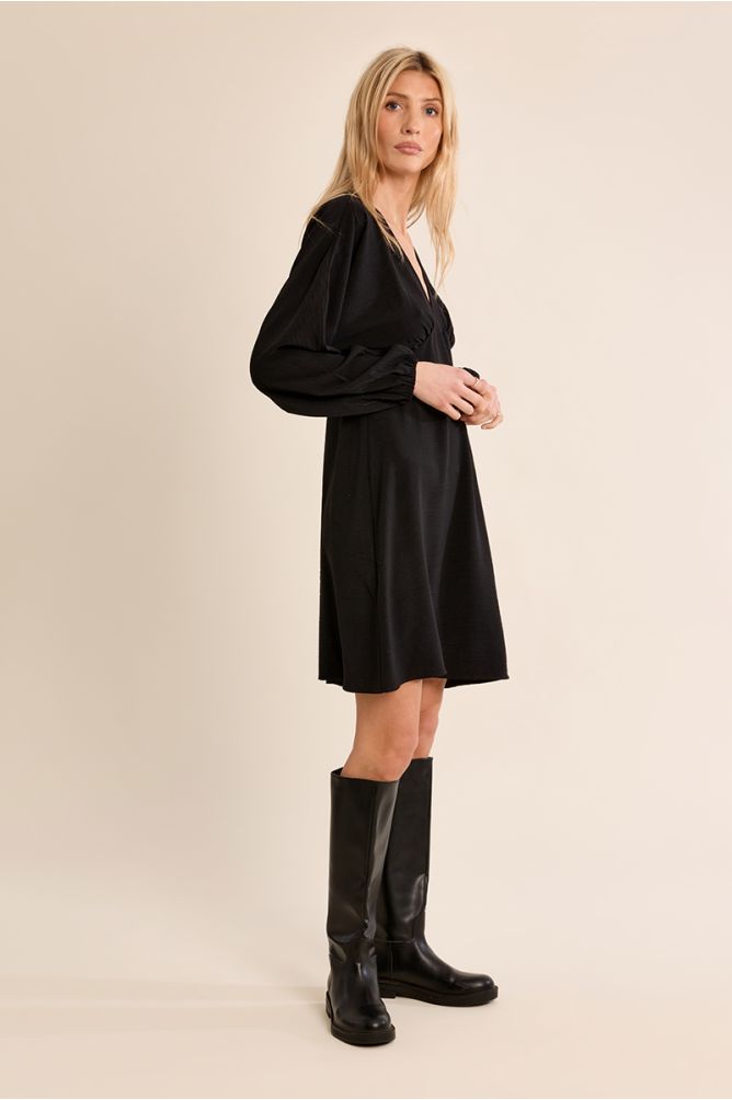 Short belted dress, V-neck