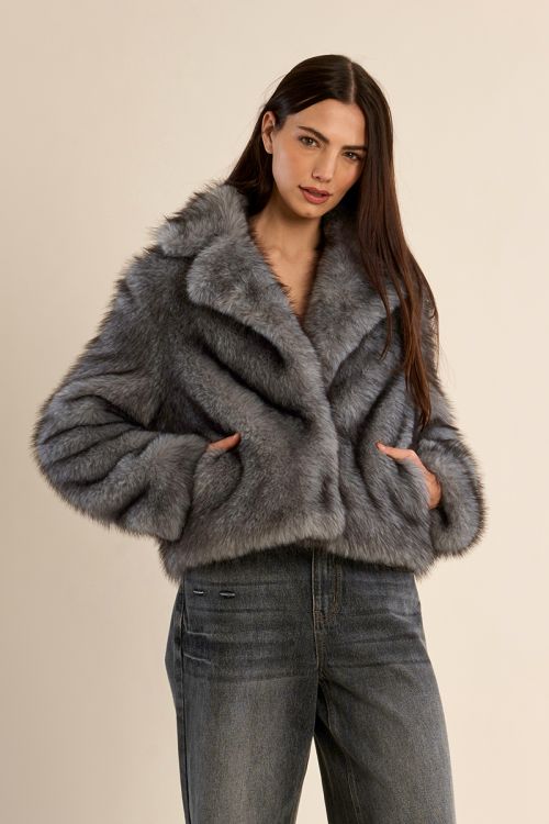 Abrigo de peluche con cuello y solapa