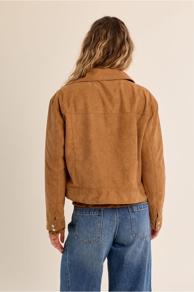 Veste courte en suedine, col chemisier