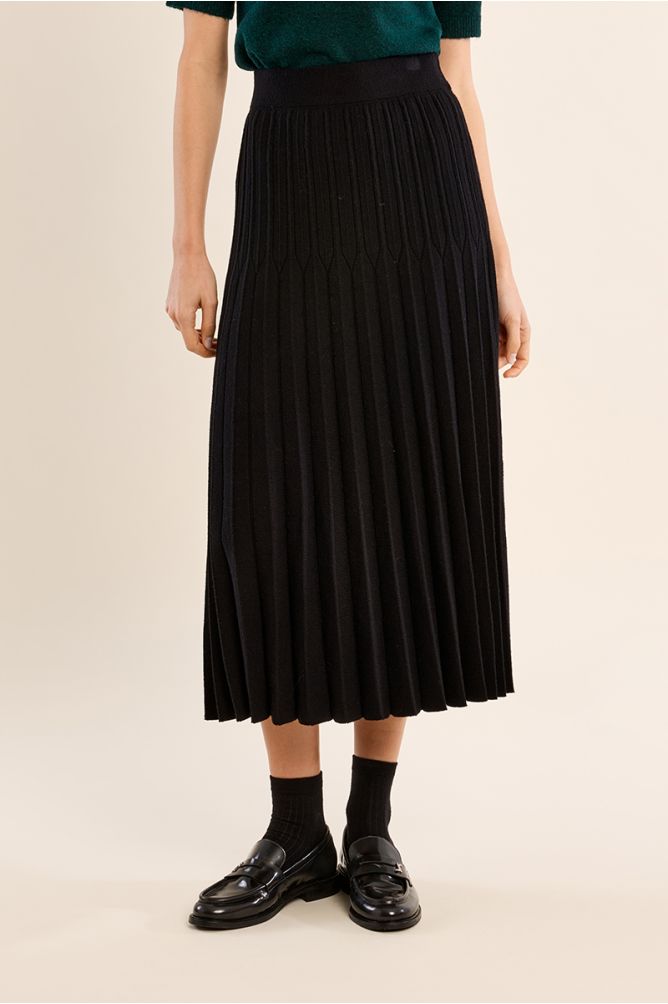 Long pleated knit skirt