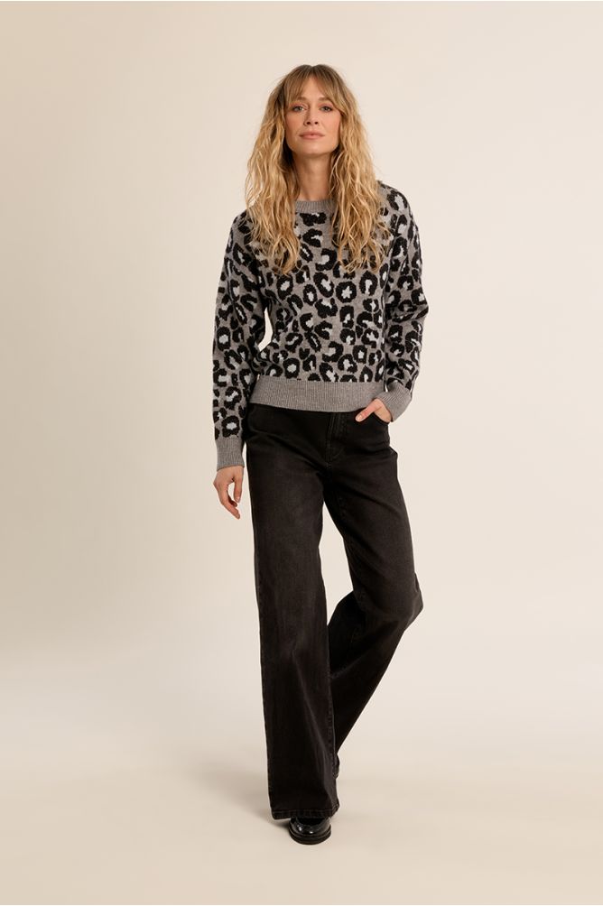 Straight leopard sweater