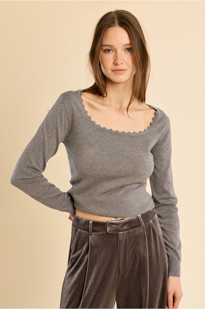 Pull ajusté, encolure carrée festonnée