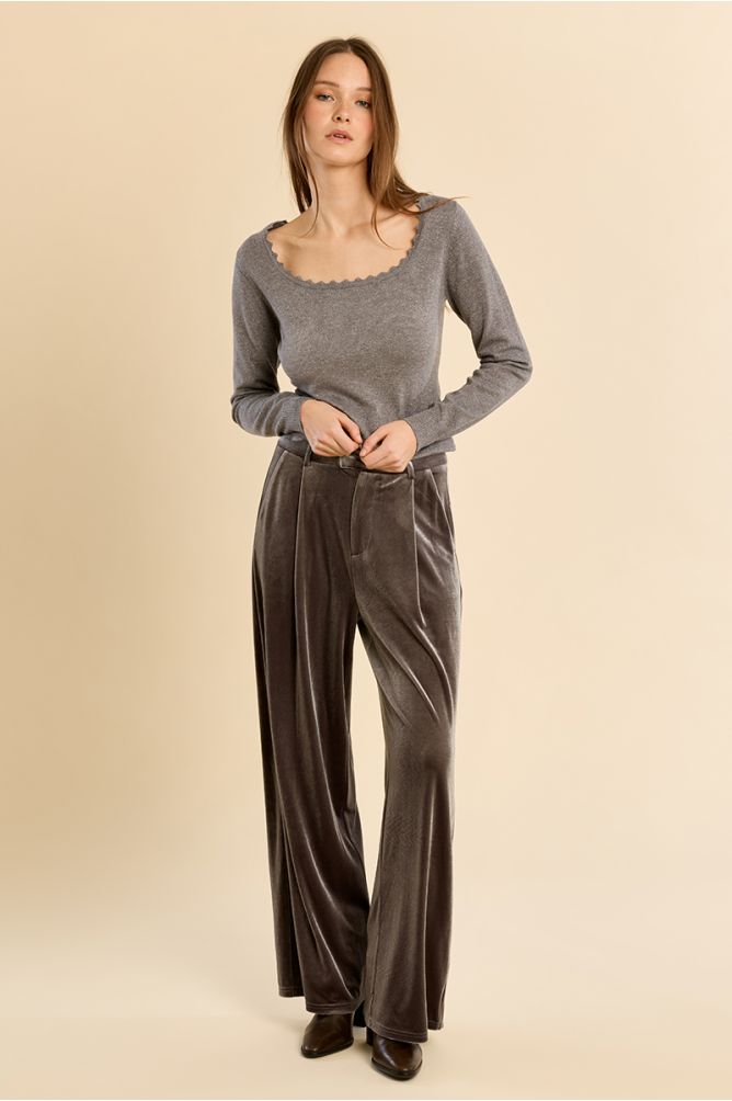 Fitted sweater, scalloped square neckline
