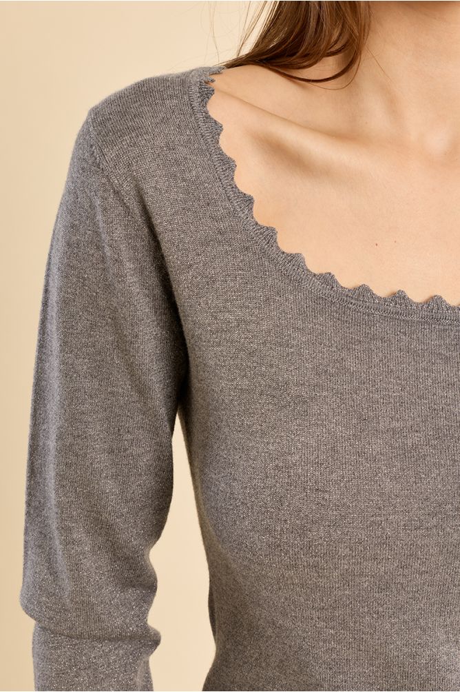 Pull ajusté, encolure carrée festonnée