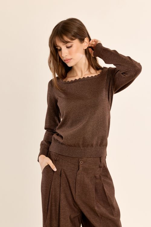 Pull ajusté, encolure carrée festonnée