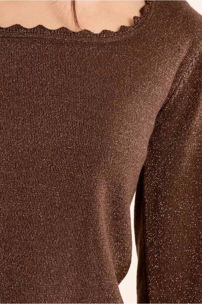 Pull ajusté, encolure carrée festonnée