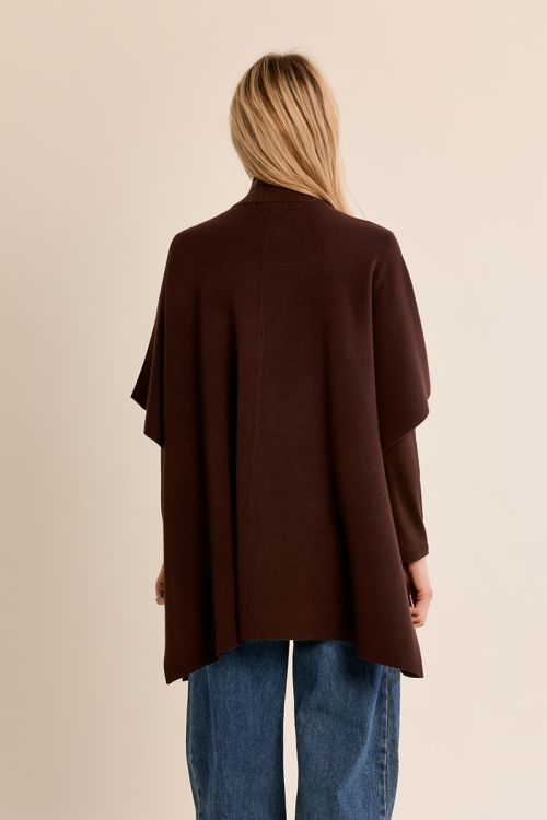 Knitted cape, buttoned