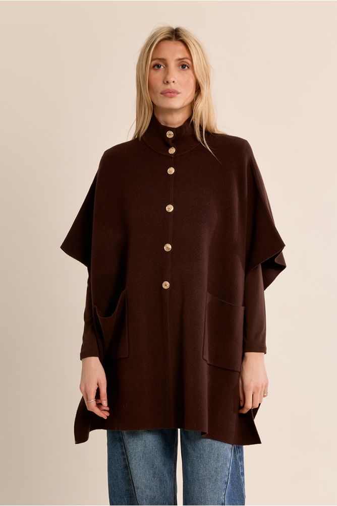 Cape en maille, boutonnée