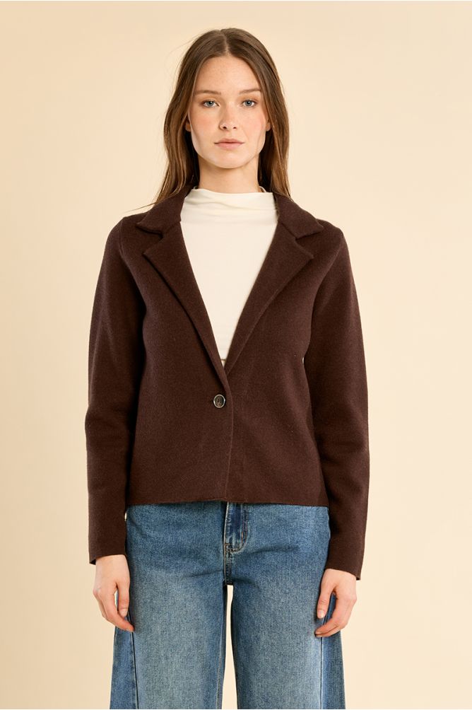 Chaqueta corta con cuello y solapa