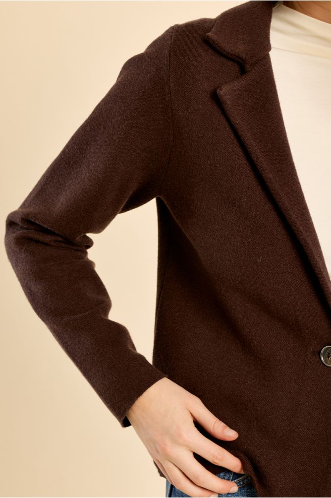 Chaqueta corta con cuello y solapa