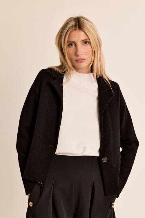 Chaqueta corta con cuello y solapa