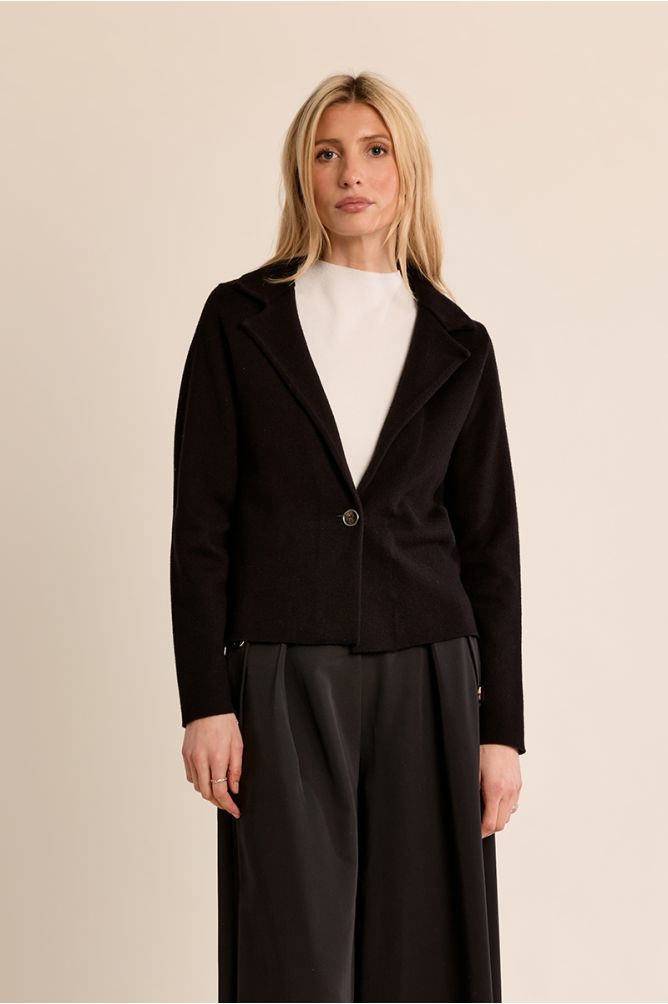 Chaqueta corta con cuello y solapa