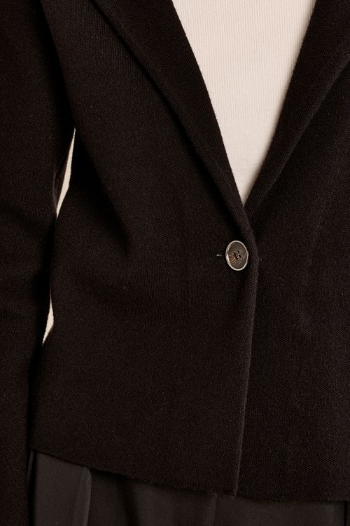 Chaqueta corta con cuello y solapa