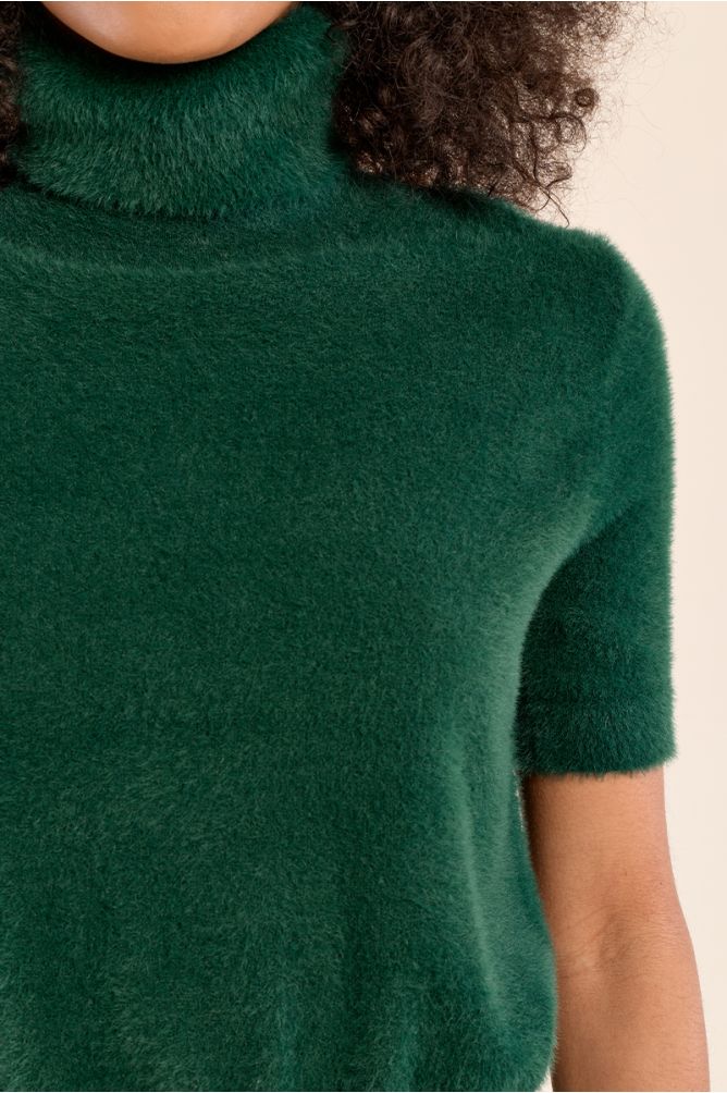 Fluffy, sleeveless sweater