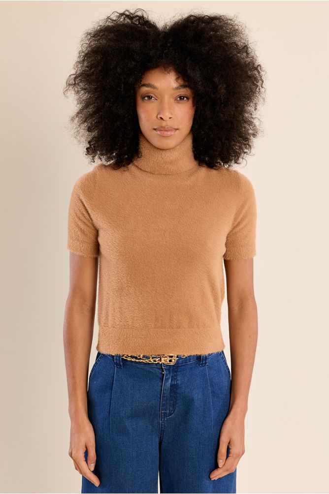 Fluffy, sleeveless sweater