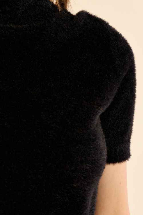 Fluffy, sleeveless sweater