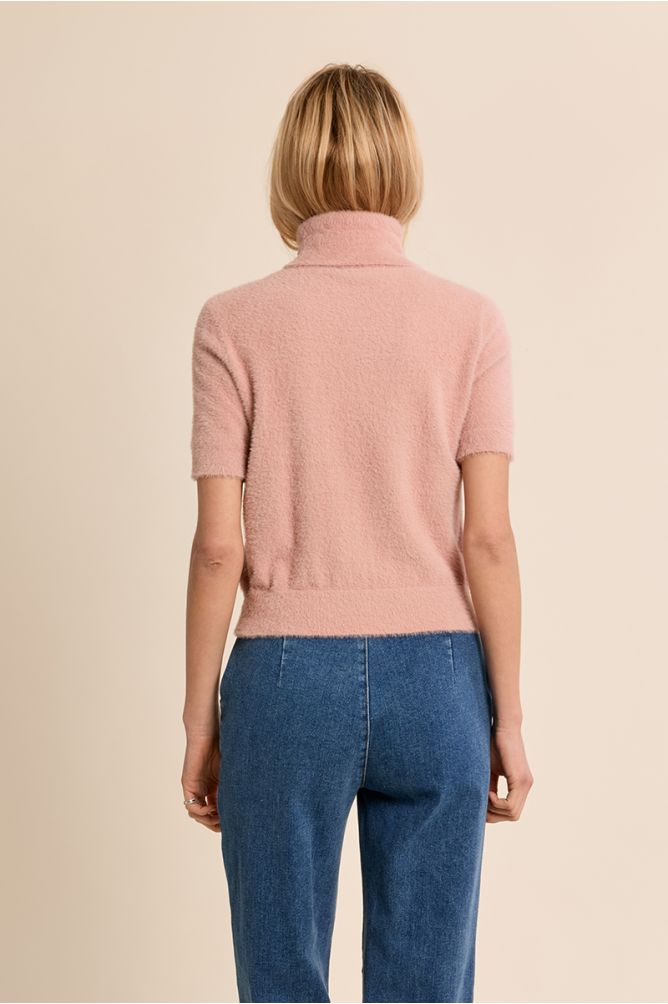 Fluffy, sleeveless sweater