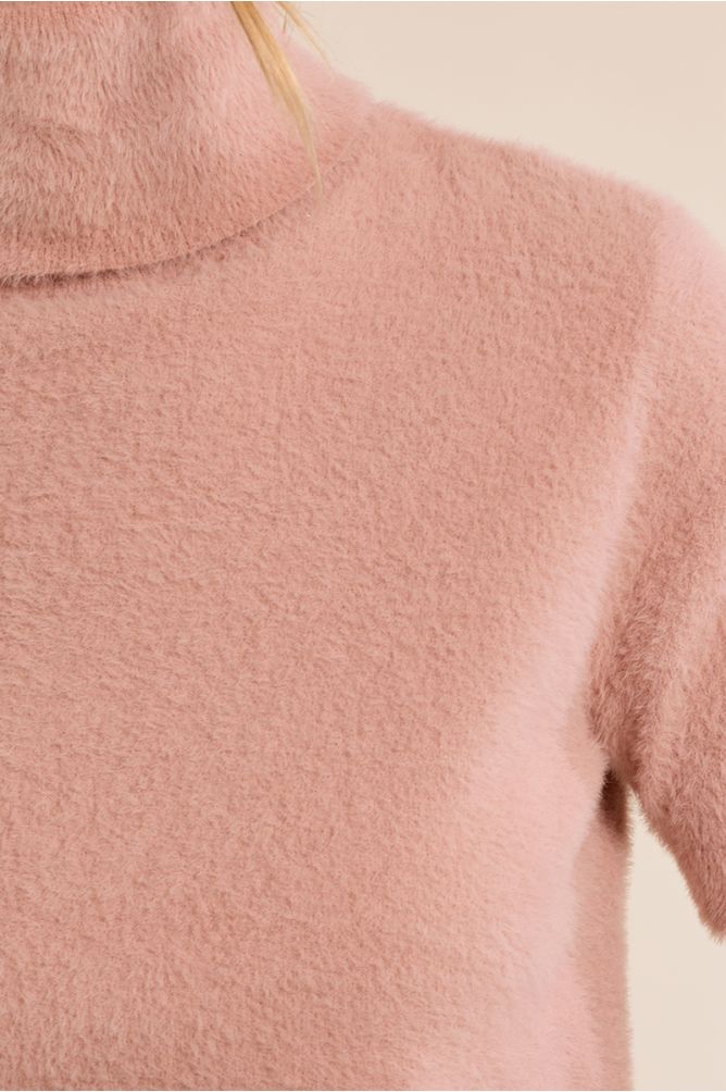 Fluffy, sleeveless sweater