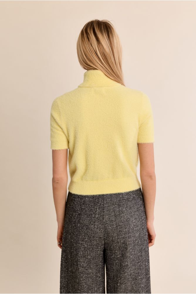 Fluffy, sleeveless sweater