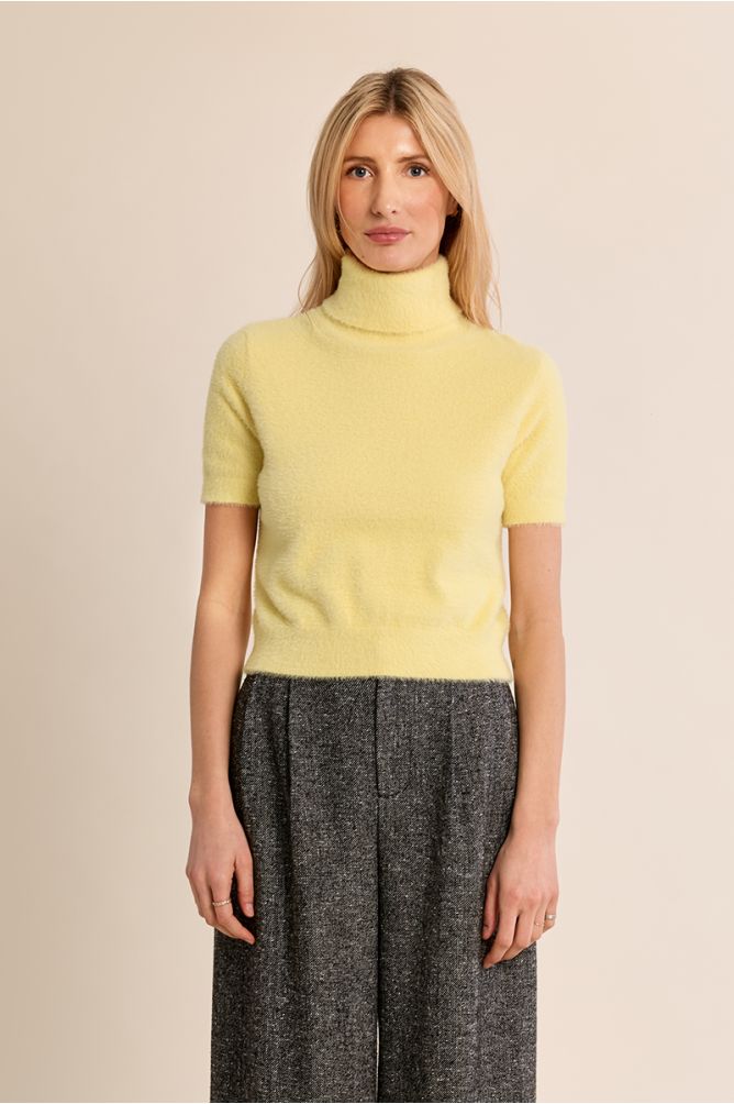 Fluffy, sleeveless sweater