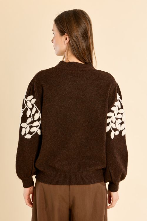 Pull col montant, broderies florales