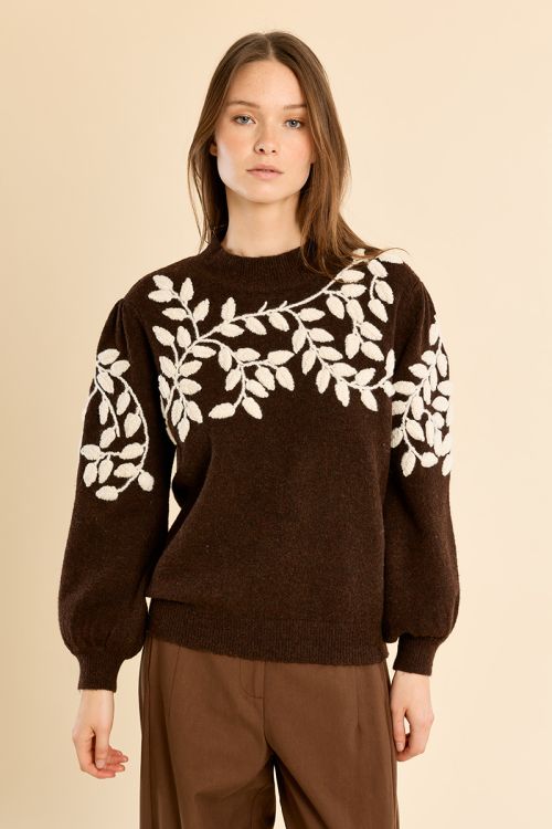 Pull col montant, broderies florales
