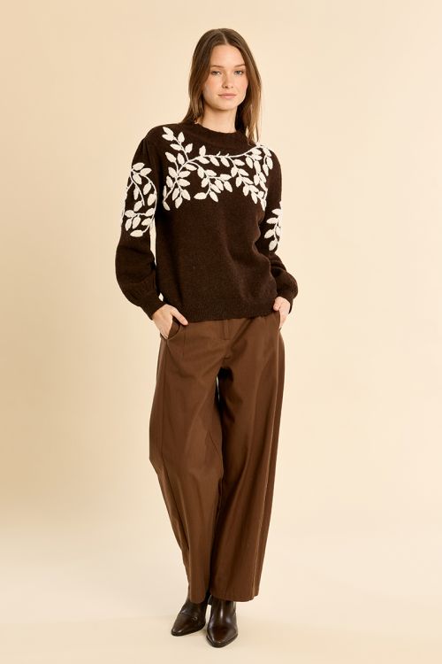 Pull col montant, broderies florales