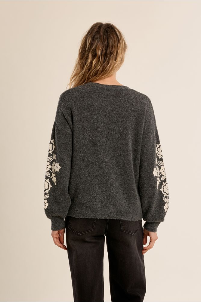 Pull en maille, broderies florales