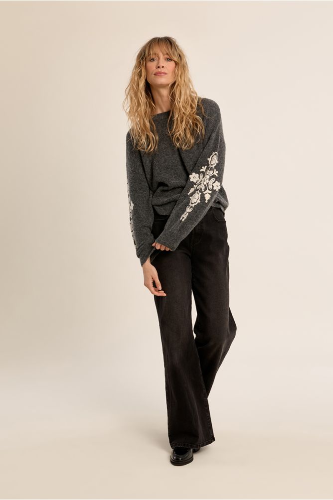Pull en maille, broderies florales