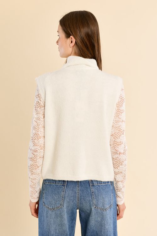 Sleeveless sweater, embroidered turtleneck