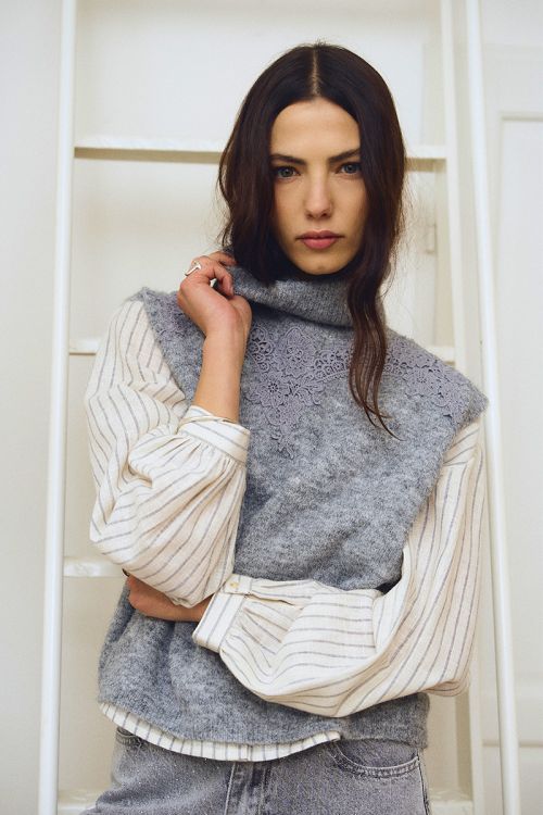Pull sans manches, col roulé brodé
