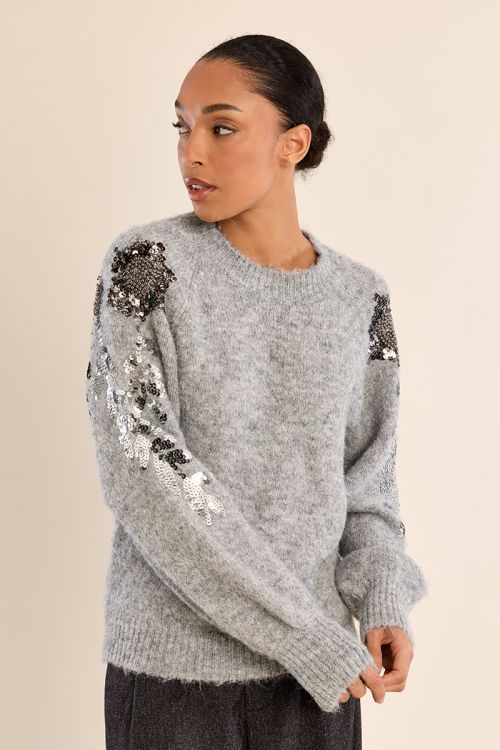 Pull strassé sur les manches