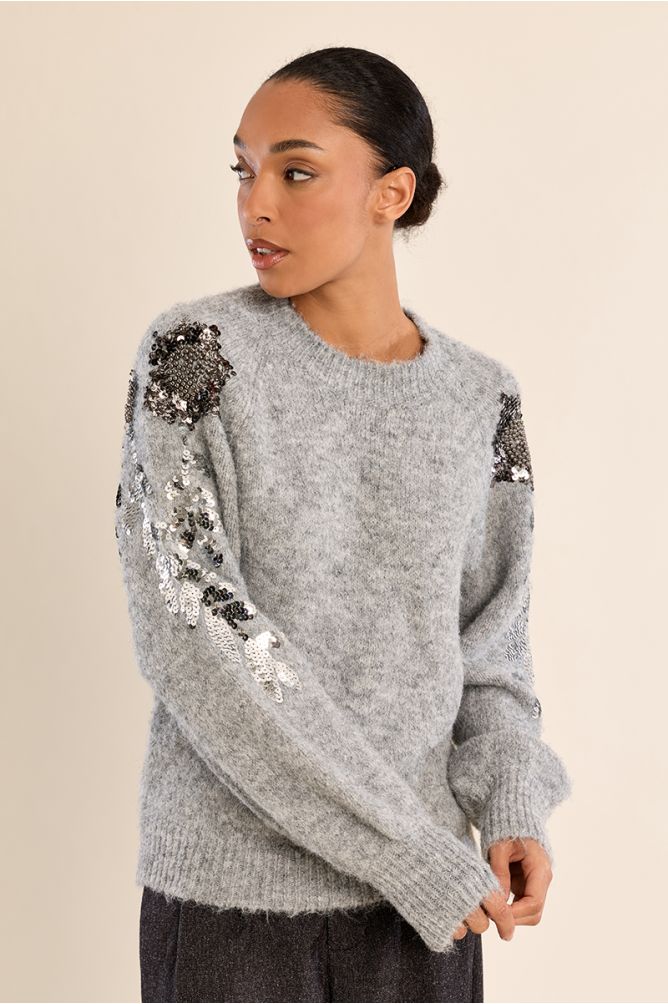 Pull strassé sur les manches