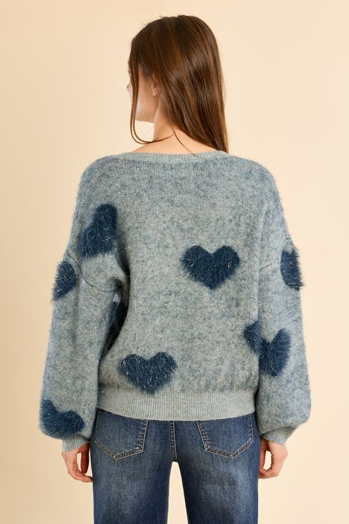 Pull duveteux aux cœurs irisés