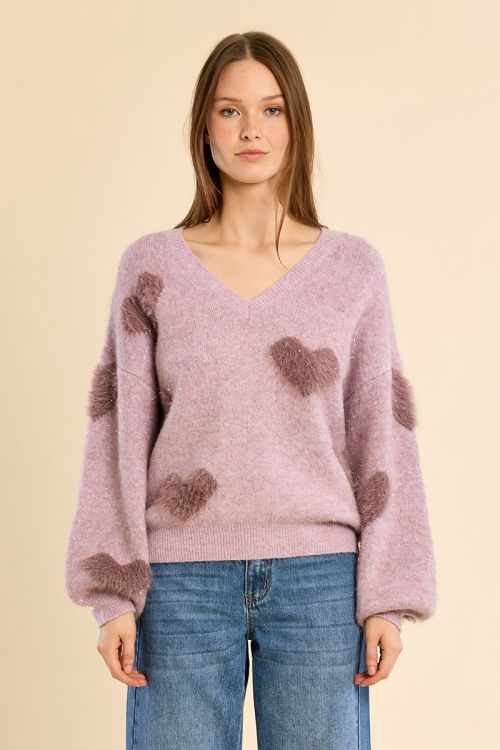 Pull duveteux aux cœurs irisés