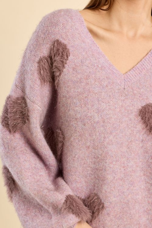 Pull duveteux aux cœurs irisés