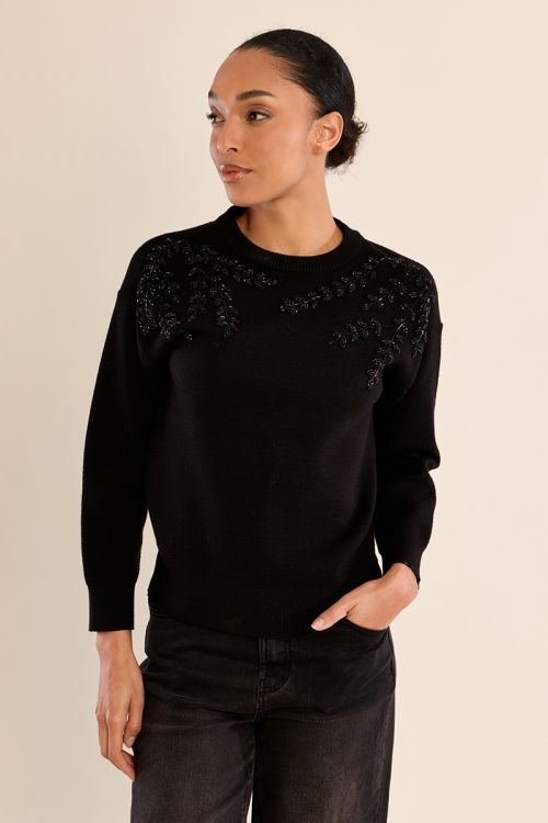 Round neck sweater, embellished with pearls