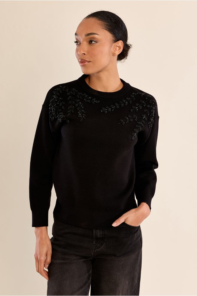 Pull col rond, orné de perles
