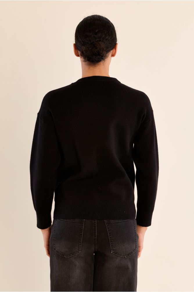 Pull col rond, orné de perles