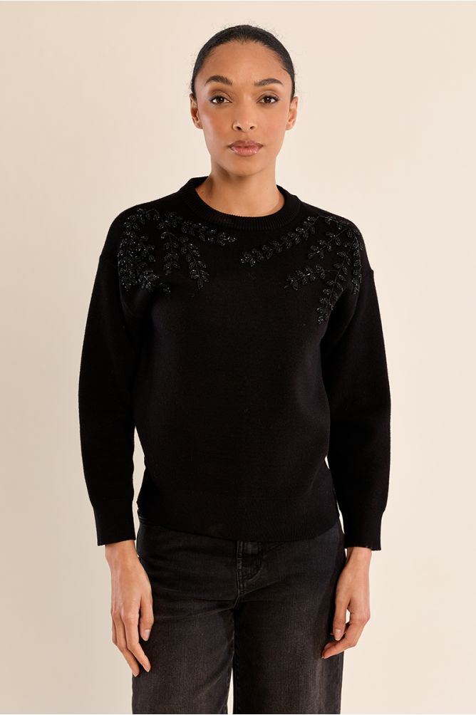 Pull col rond, orné de perles