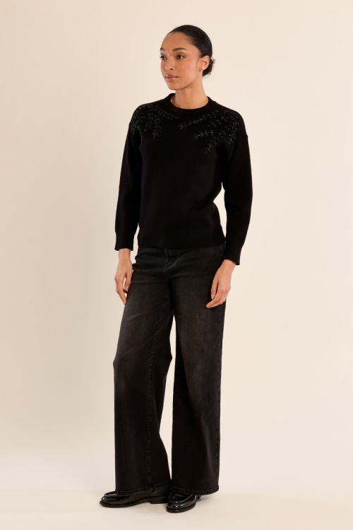 Round neck sweater, embellished with pearls