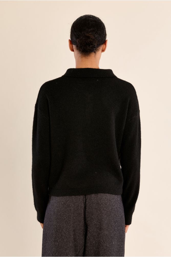 Knitted sweater, blouse collar