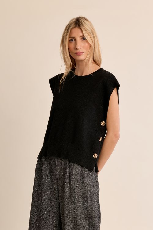 Sleeveless knitted sweater